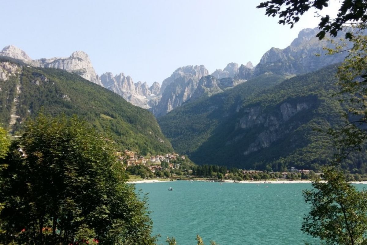 Panorama del lago di Molveno con le Dolomiti di Brenta sullo sfondo