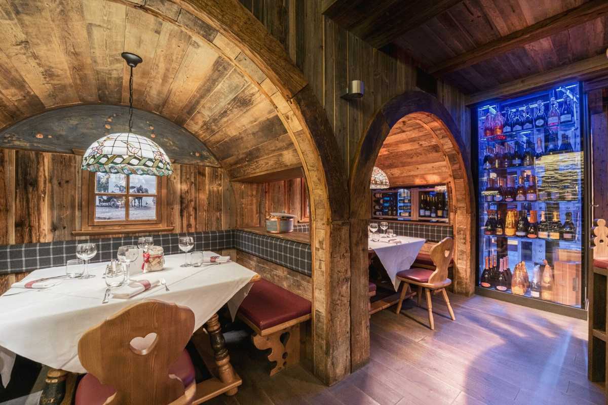 Interno di un rifugio di montagna a Canazei con piatti tipici