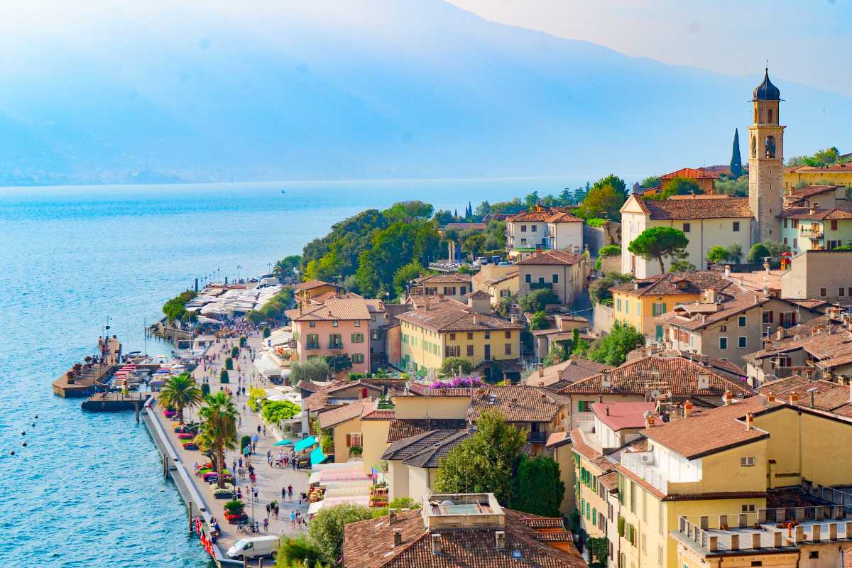 Vista panoramica di Riva del Garda con il lago e le montagne sullo sfondo