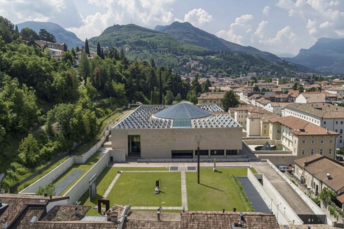 Vista panoramica di Rovereto con il MART e le montagne sullo sfondo