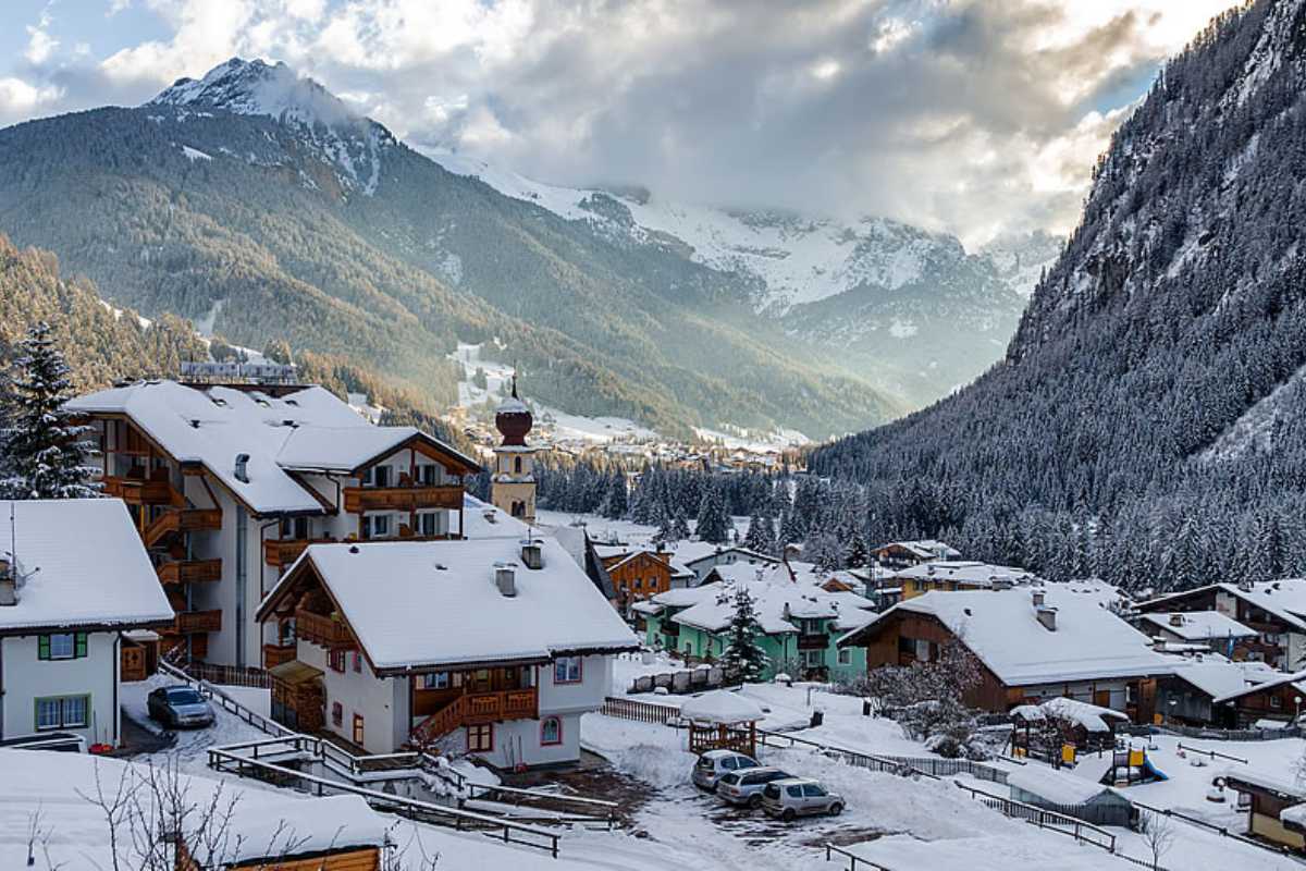 Vista panoramica di Canazei con le Dolomiti sullo sfondo