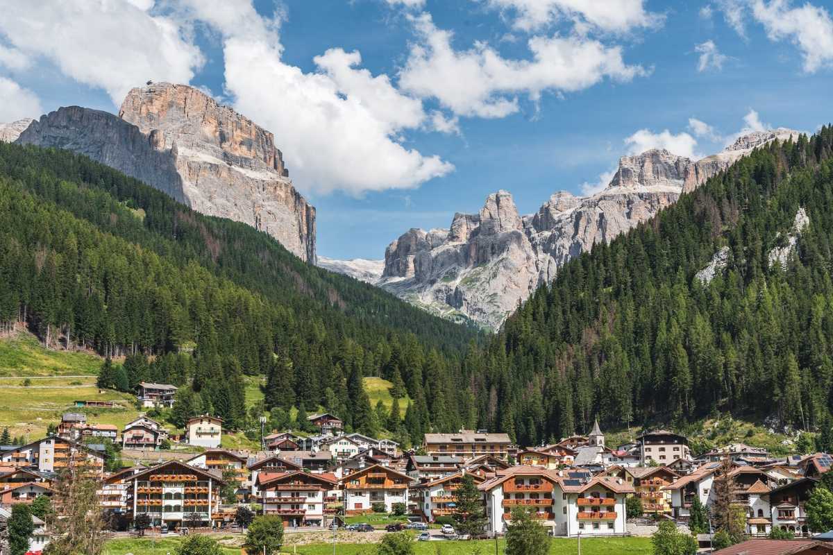 Funivia di Canazei con vista sulla valle