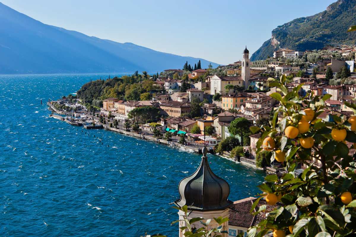 Giardino Botanico di Arco con piante esotiche e vista sulle montagne