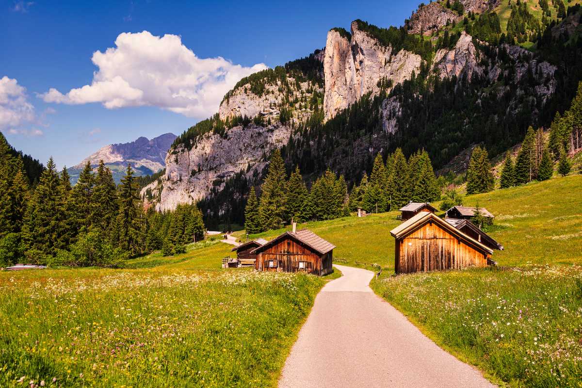 Vista panoramica della Val di Fassa con le Dolomiti sullo sfondo