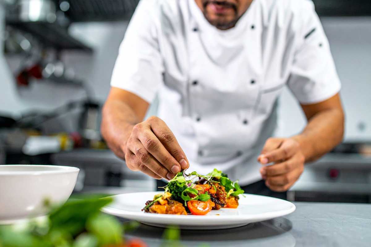 Vista panoramica di Canazei con piatti tipici locali in evidenza