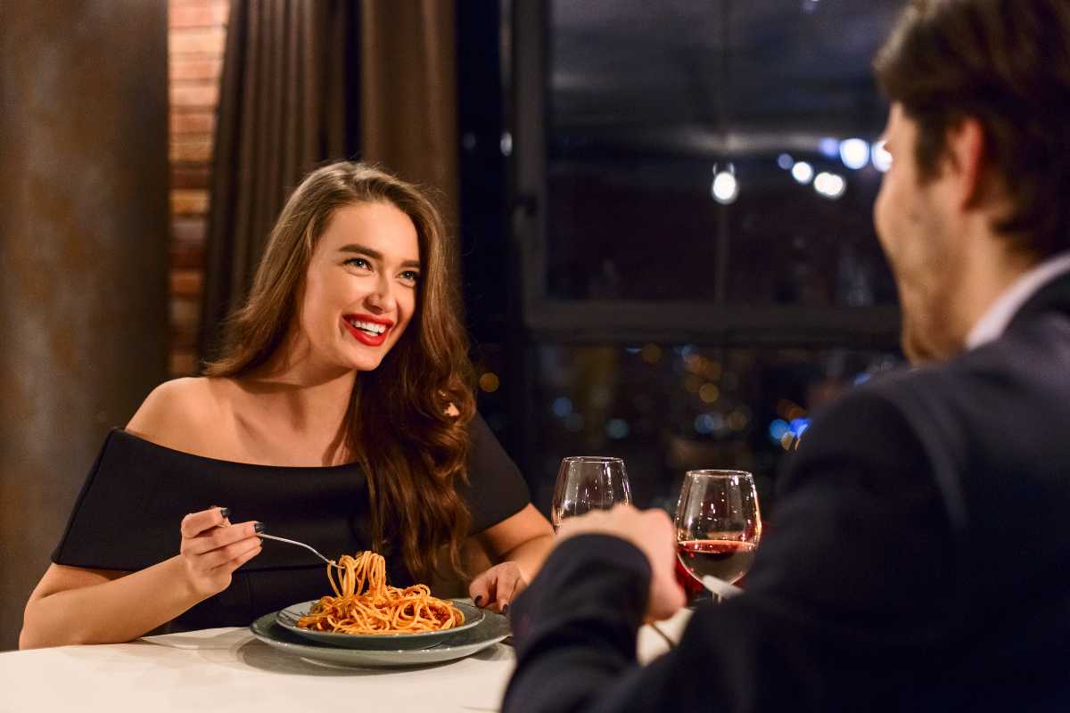 Ristorante con vista sul Lago di Molveno durante un tramonto