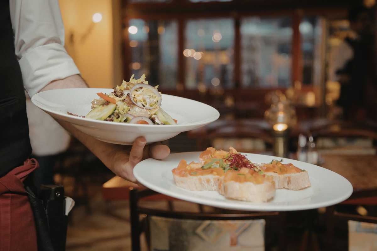 Panorama di Rovereto con piatti tipici in evidenza