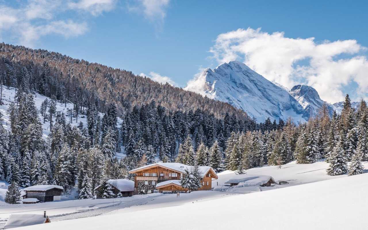 Immagine di un ristorante con vista panoramica in Val di Fassa