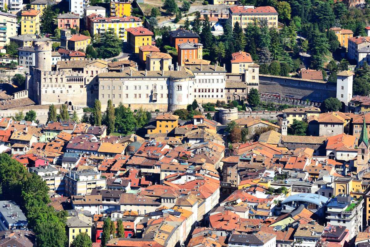 Festa di Trento, skyline della città con il Castello del Buonconsiglio e le montagne circostanti