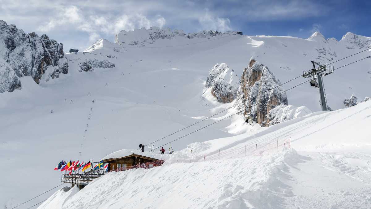 Mercatini di Natale in Val di Fassa con espositori e visitatori