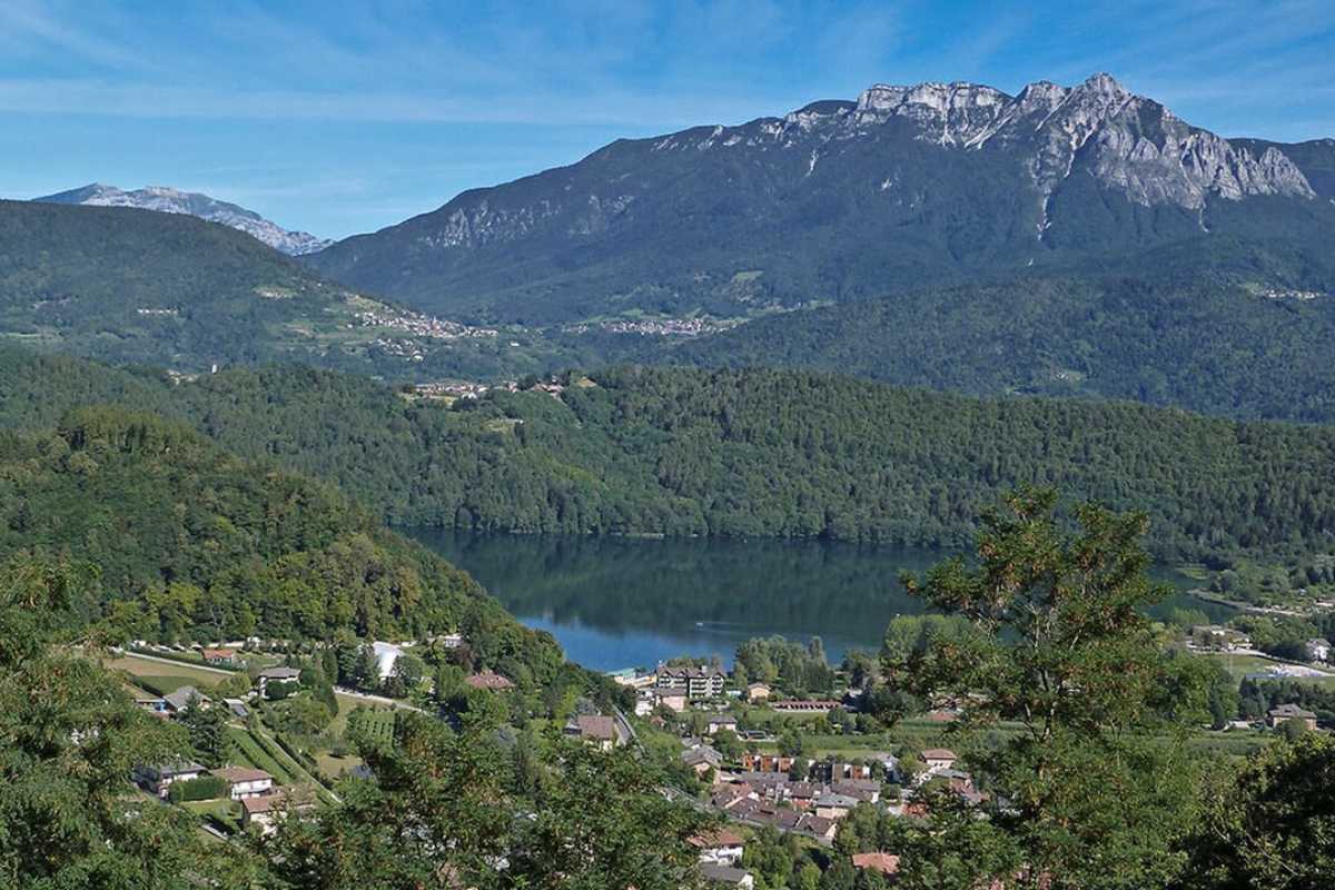 Passeggiata nel parco asburgico di Levico Terme con i suoi sentieri e alberi secolari