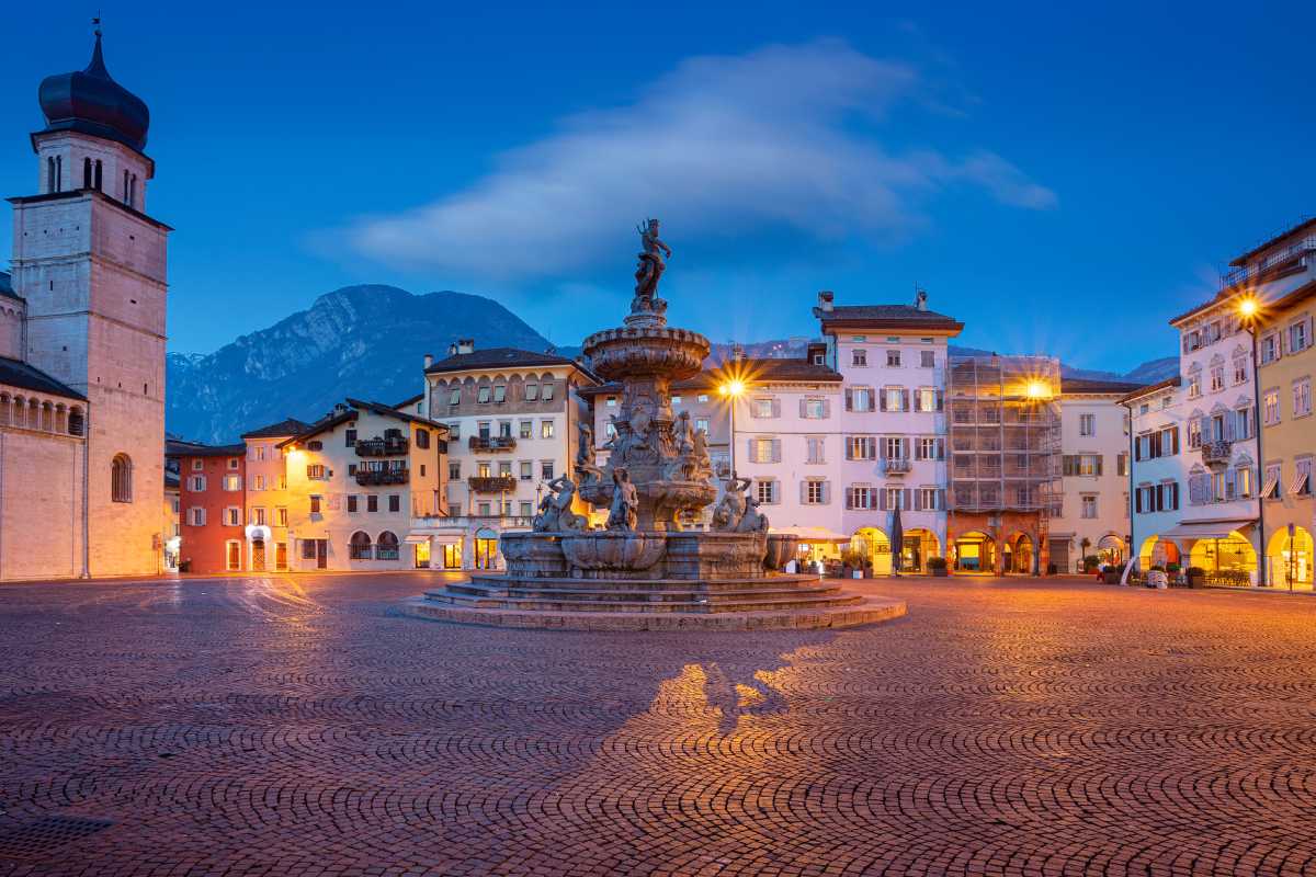 Vista panoramica di Trento con il Castello del Buonconsiglio e le montagne sullo sfondo