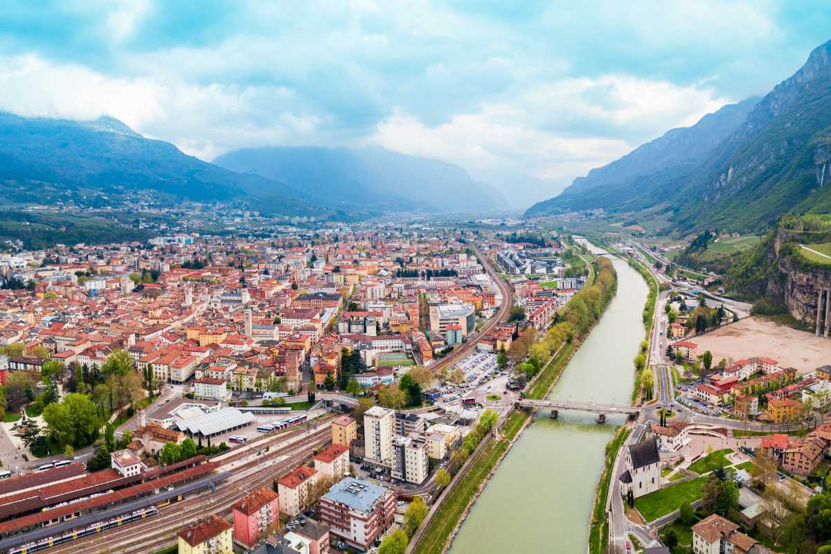 Rappresentazione del MUSE di Trento con il suo design moderno e l'ambiente circostante