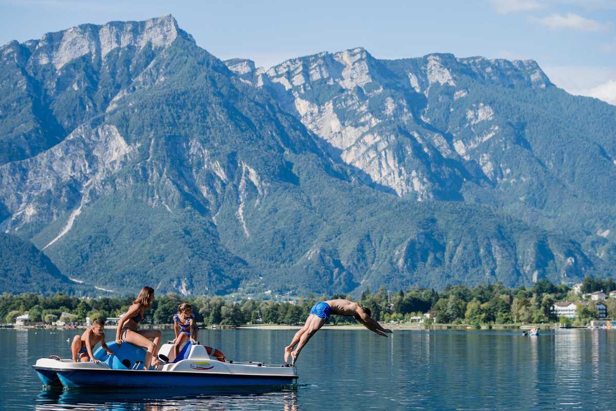 Lago di Levico Terme con spiagge e natura circostante