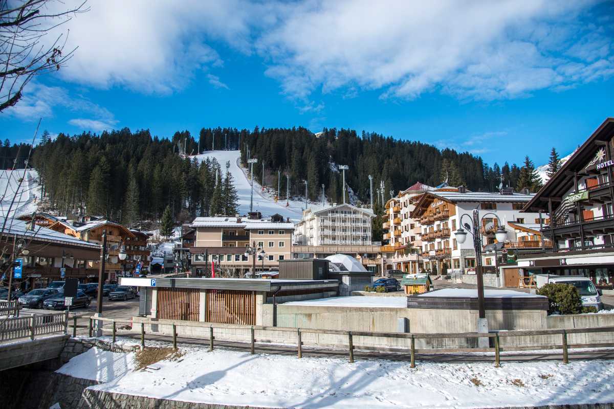 Vista panoramica di Madonna di Campiglio con le Dolomiti di Brenta sullo sfondo
