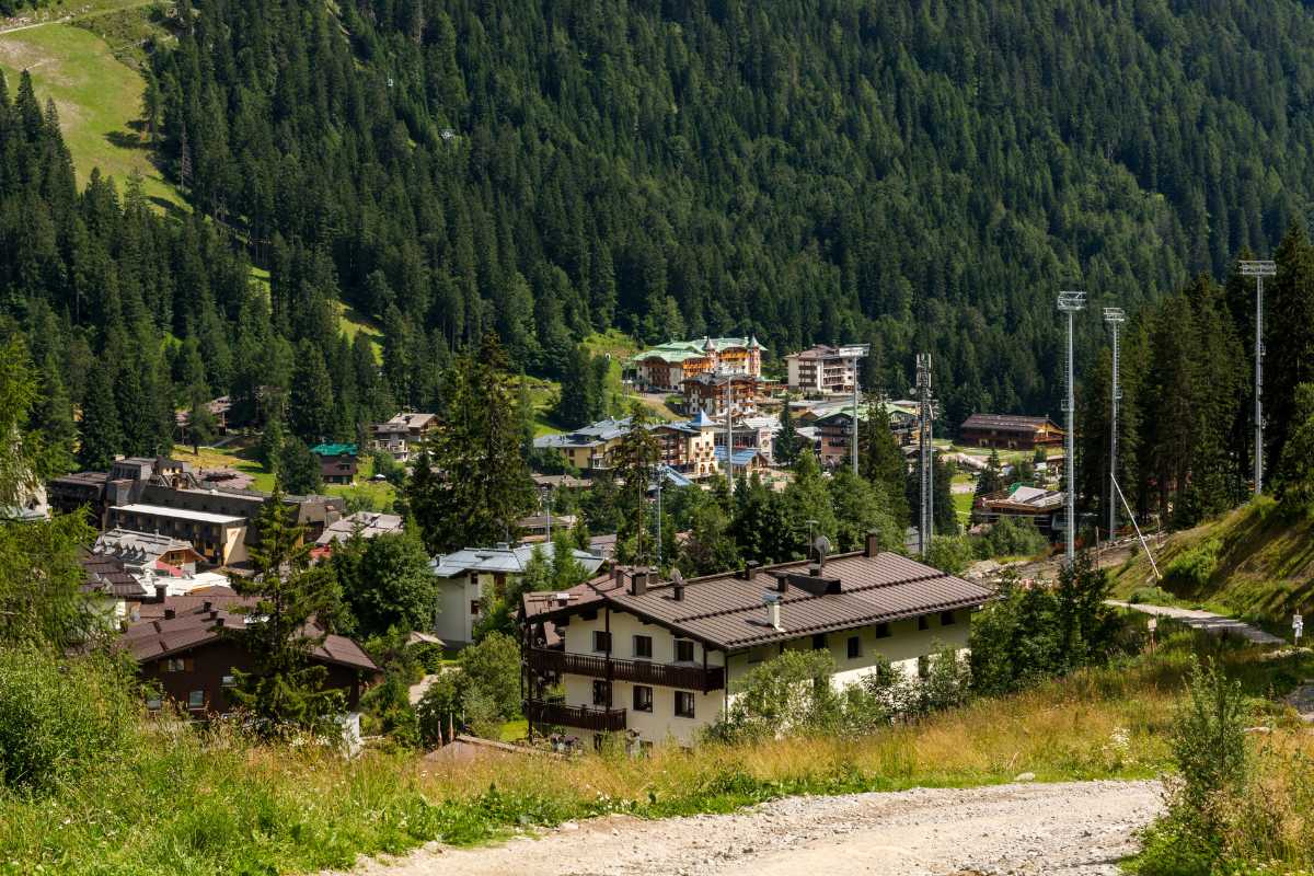 Bambini che giocano in un parco di Madonna di Campiglio, divertimento all'aria aperta