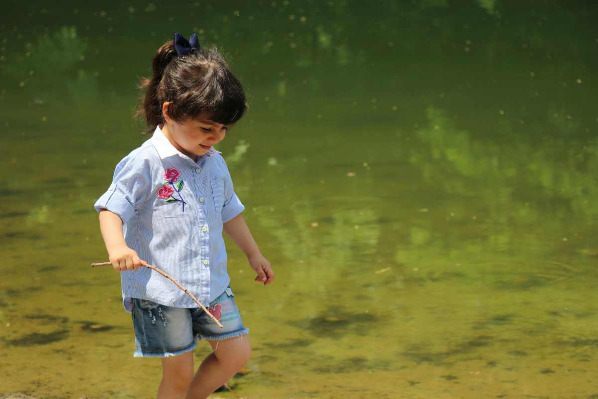 Bambini che giocano al parco avventura di Riva del Garda