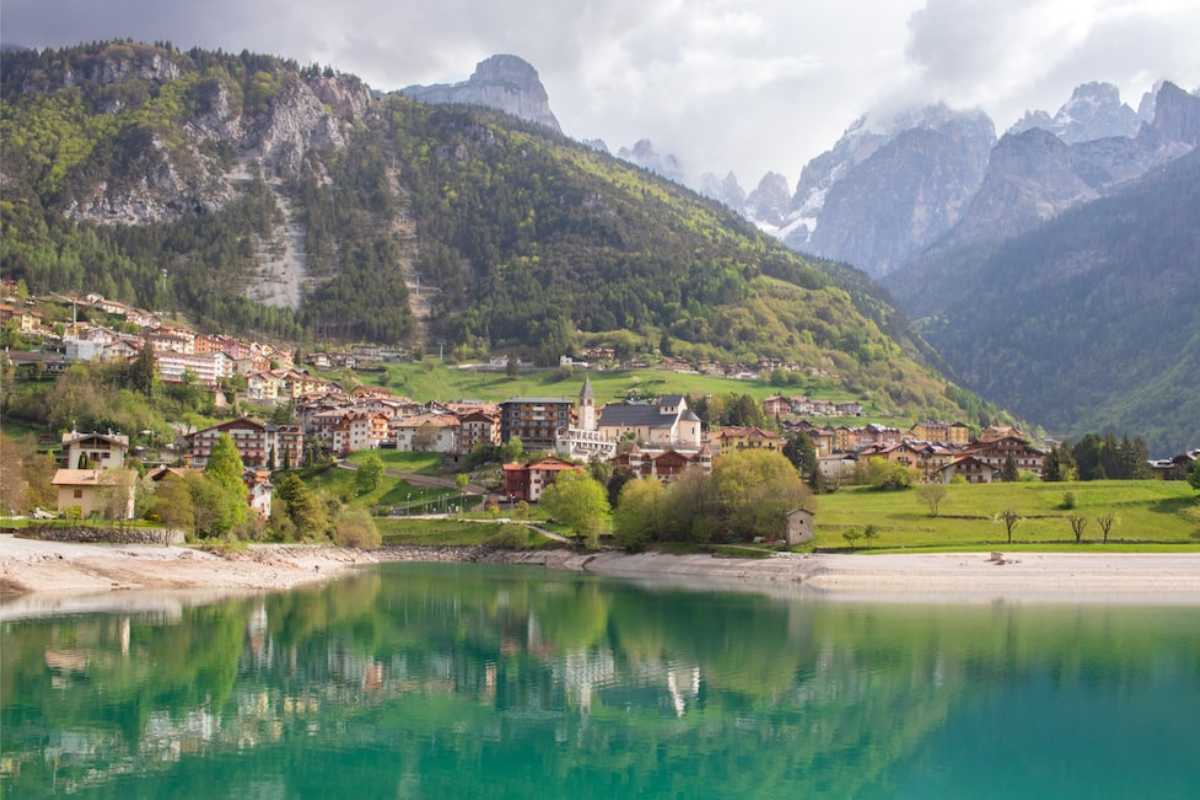 Vista panoramica dell'Altopiano della Paganella con le Dolomiti sullo sfondo