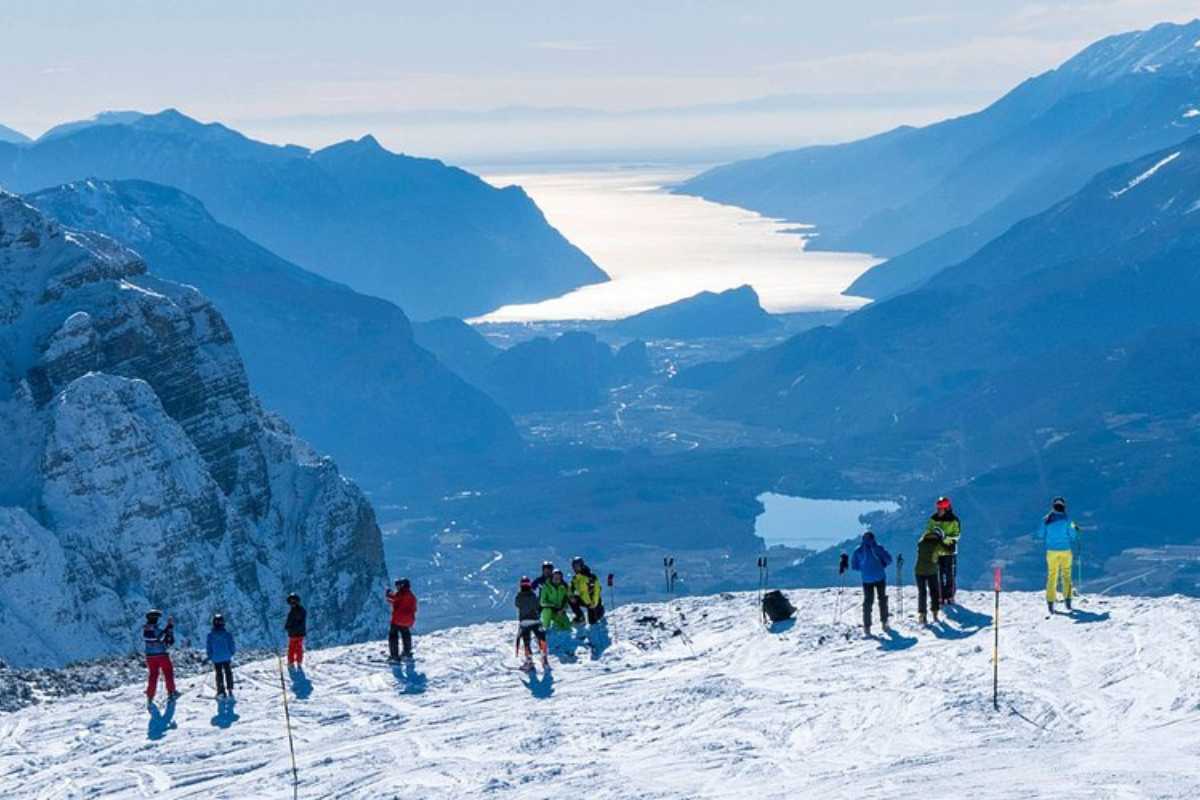 Interno di un rifugio tipico della Paganella con piatti locali