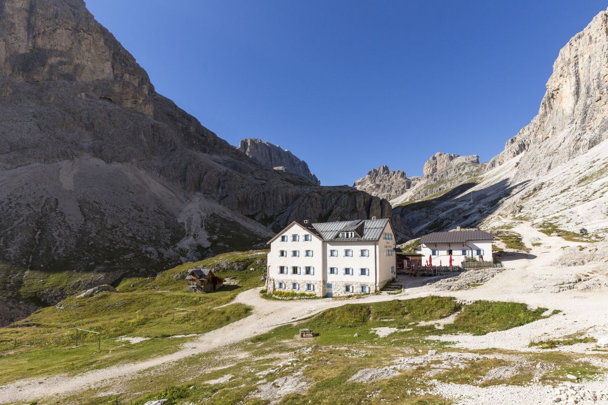 Rifugio in Val di Fassa circondato da dolomiti, ideale per un pranzo durante le escursioni