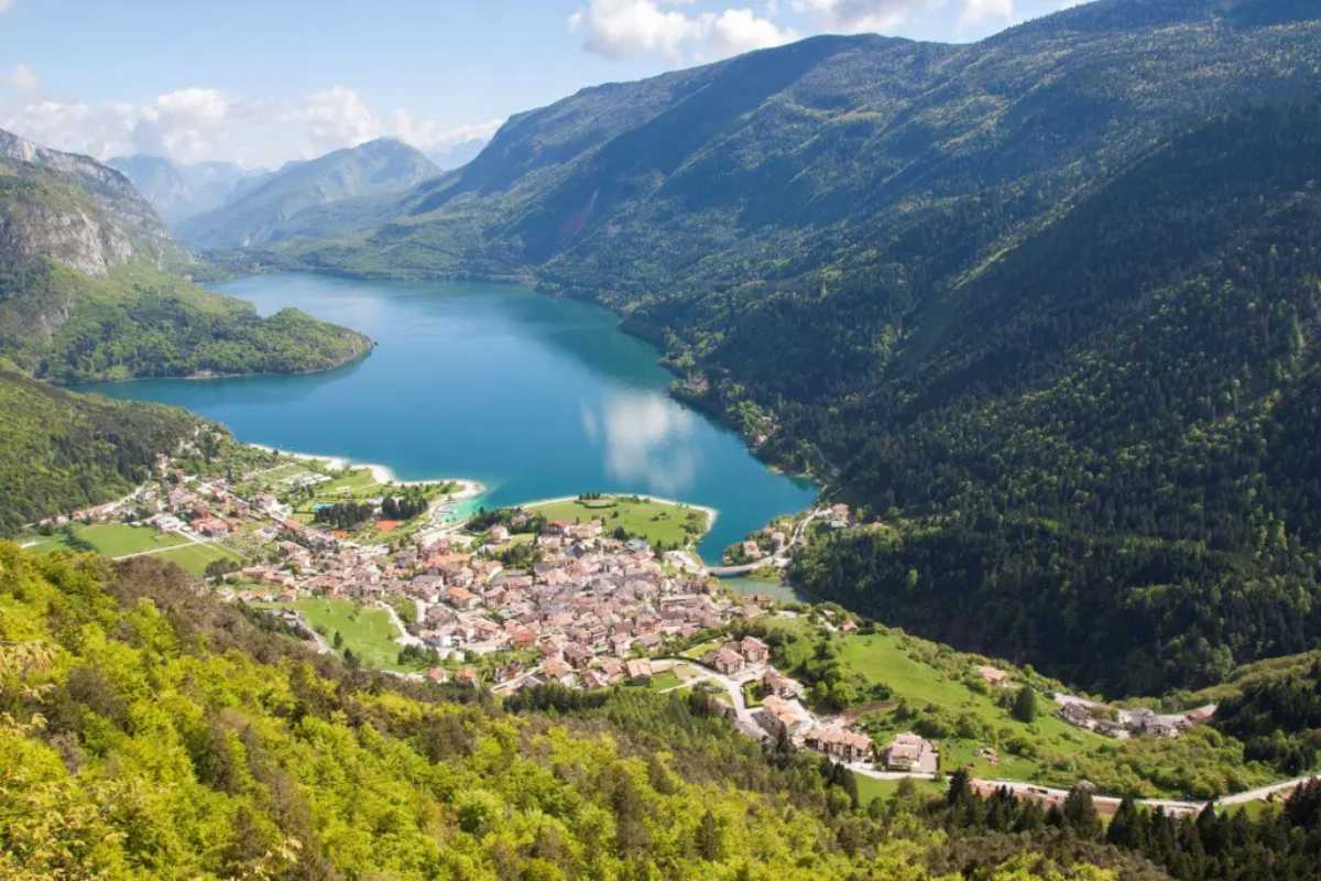 Bambini che esplorano il Museo della fauna vicino al Lago di Molveno