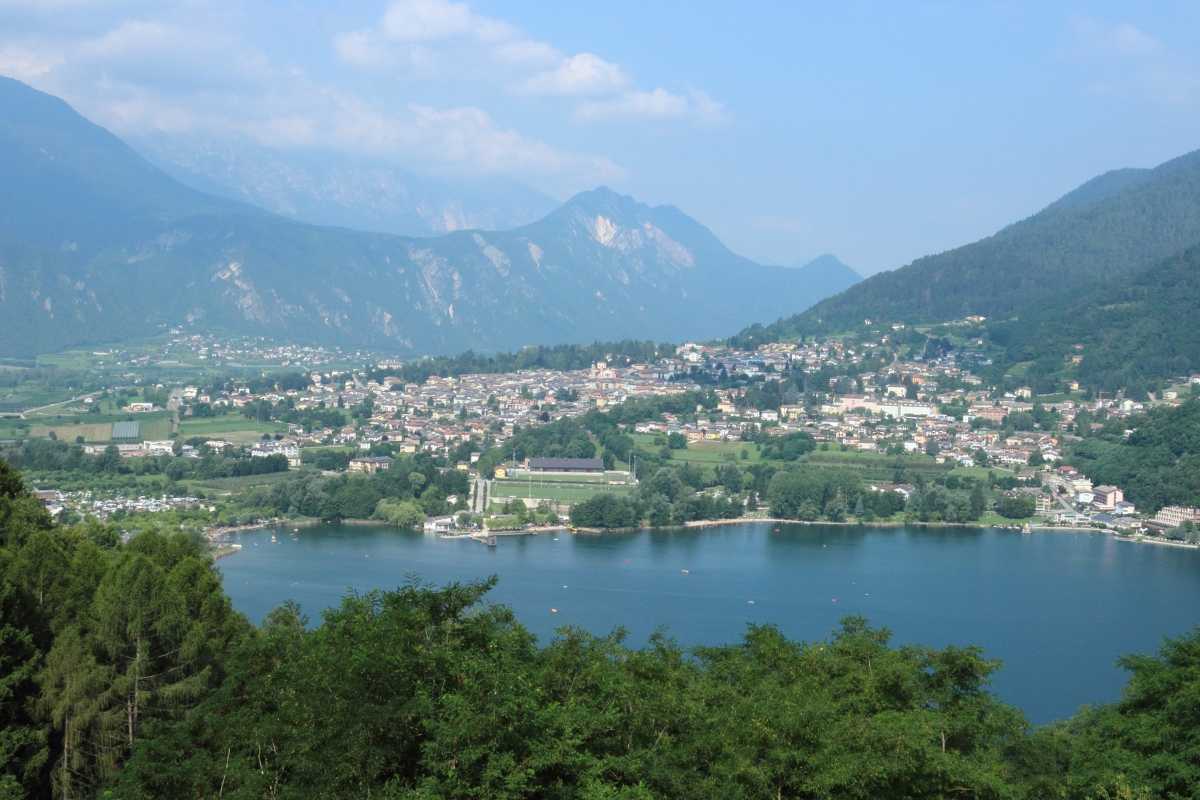 Bambini che giocano nel Parco Asburgico di Levico Terme
