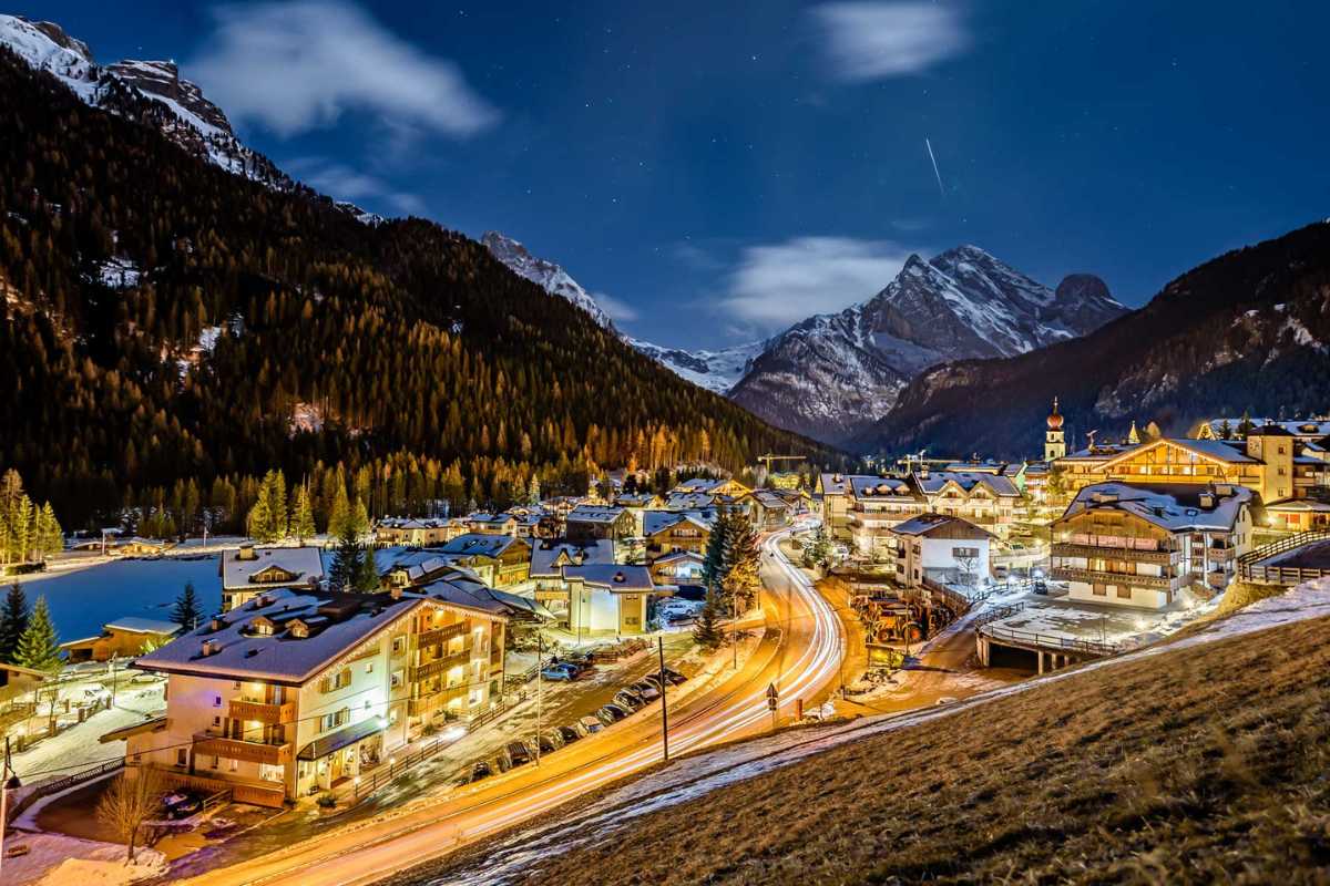 Panorama di Canazei e delle Dolomiti, evidenziando la bellezza naturale della regione