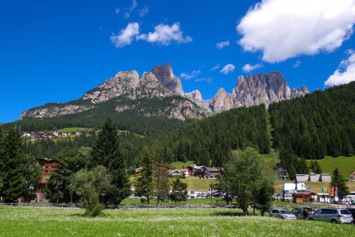 Bambini che giocano nel parco avventura di Pera di Fassa, attività all'aperto