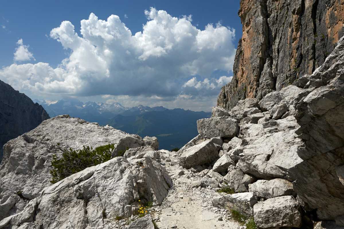Sentiero panoramico al Passo del Grostè con vista sulle Dolomiti