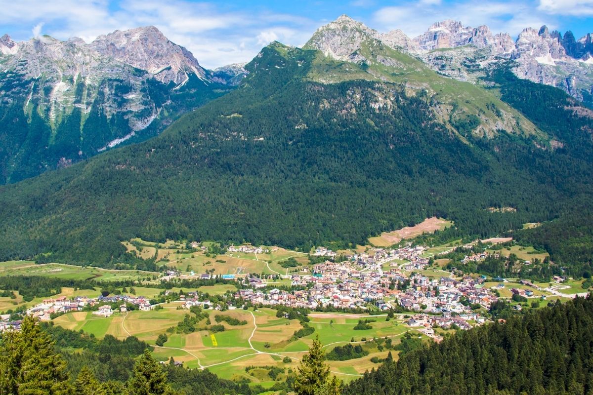 Vista panoramica dell'Altopiano della Paganella con le Dolomiti sullo sfondo
