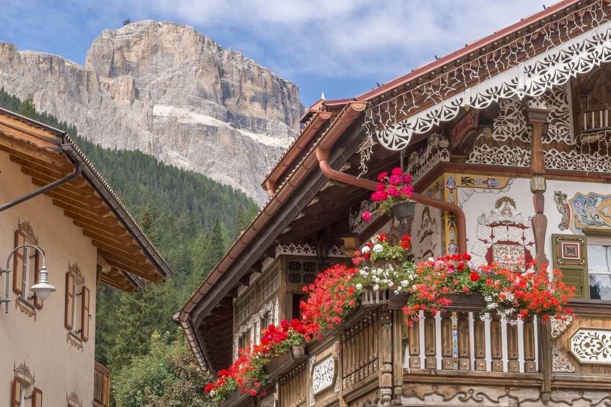 Centro storico di Canazei con architettura tipica e atmosfera montana