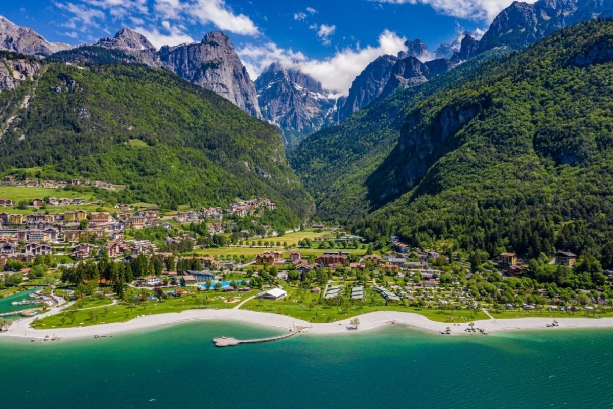 Vista panoramica del Lago di Molveno con le Dolomiti di Brenta sullo sfondo