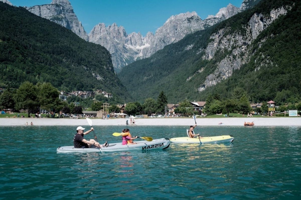 Attività di sport acquatici sul Lago di Molveno, come kayak e paddle