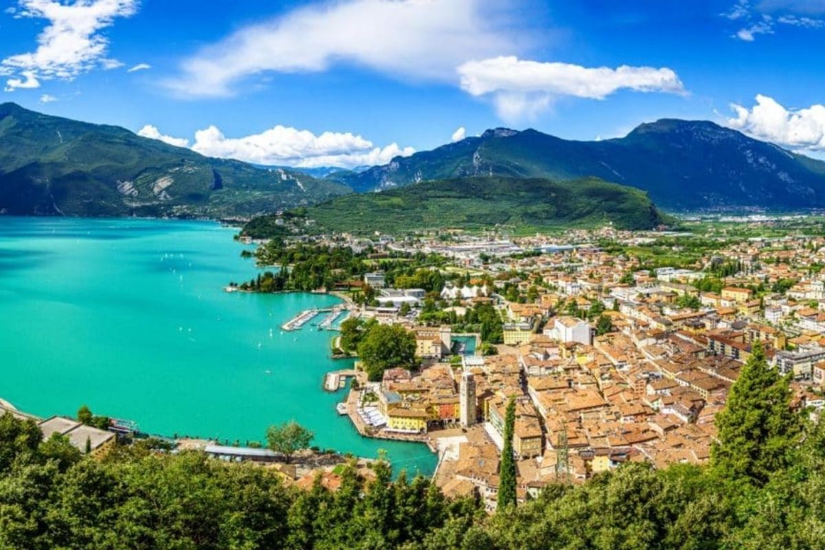 Vista panoramica di Riva del Garda, lago e montagne circostanti