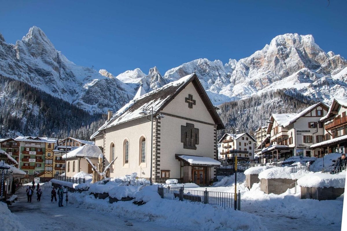 Scorcio del centro storico di San Martino di Castrozza con architettura tradizionale