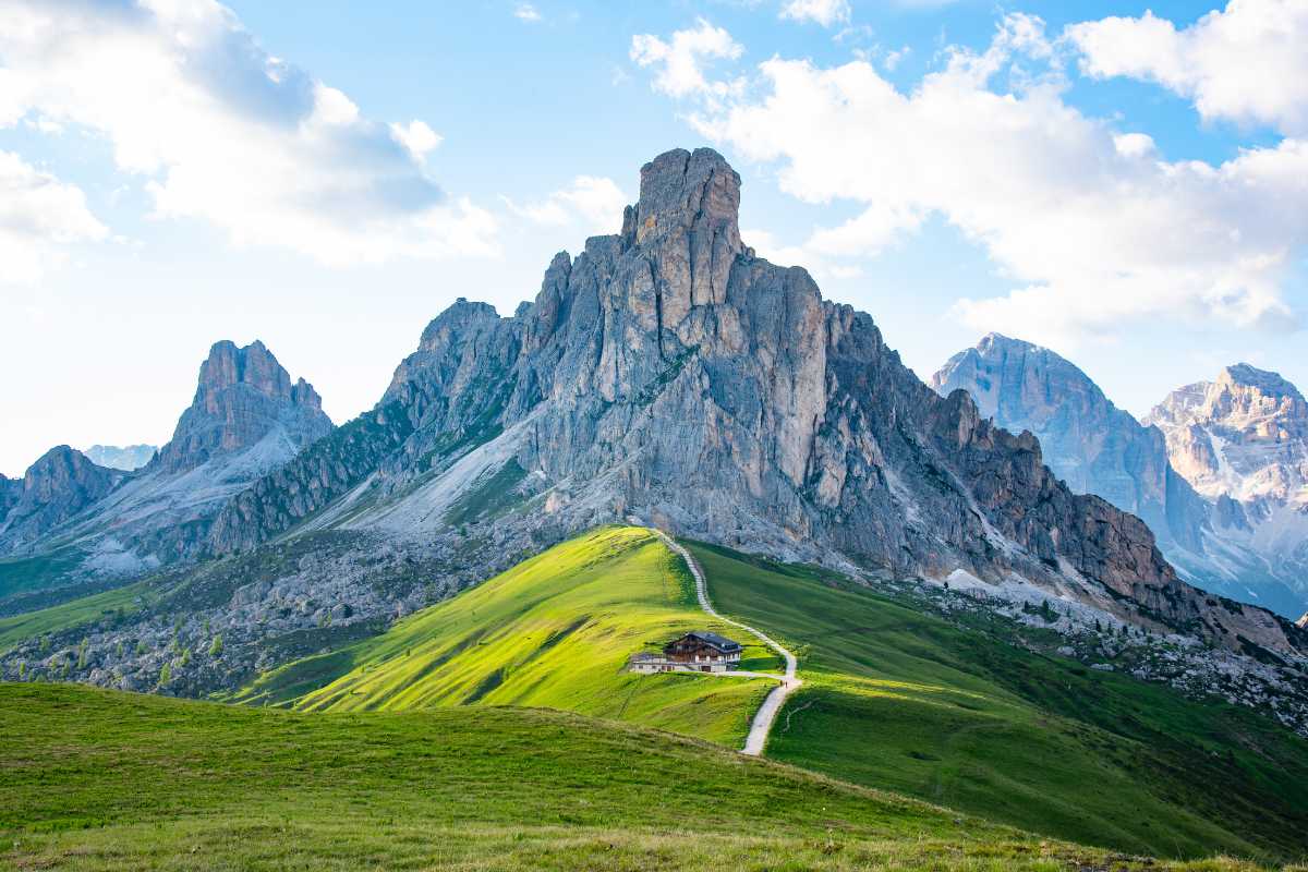 Panorama mozzafiato della Val di Fassa con Catinaccio e Marmolada sullo sfondo