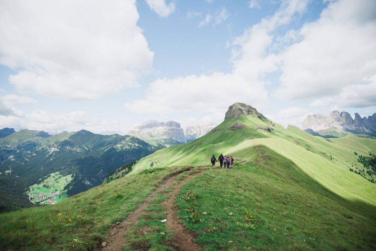 Escursionisti su un sentiero panoramico della Val di Fassa